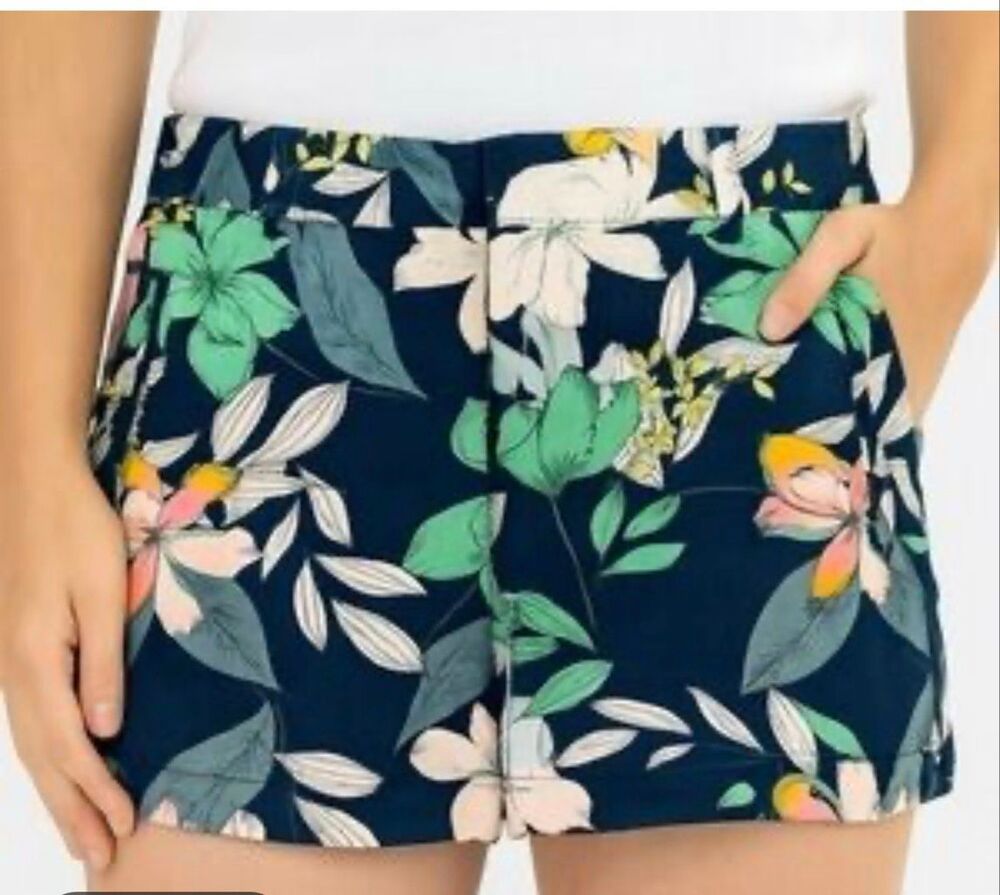 A.N.A. Womenâs walking shorts cotton blend navy floral w/ 3.5" inseam EUC